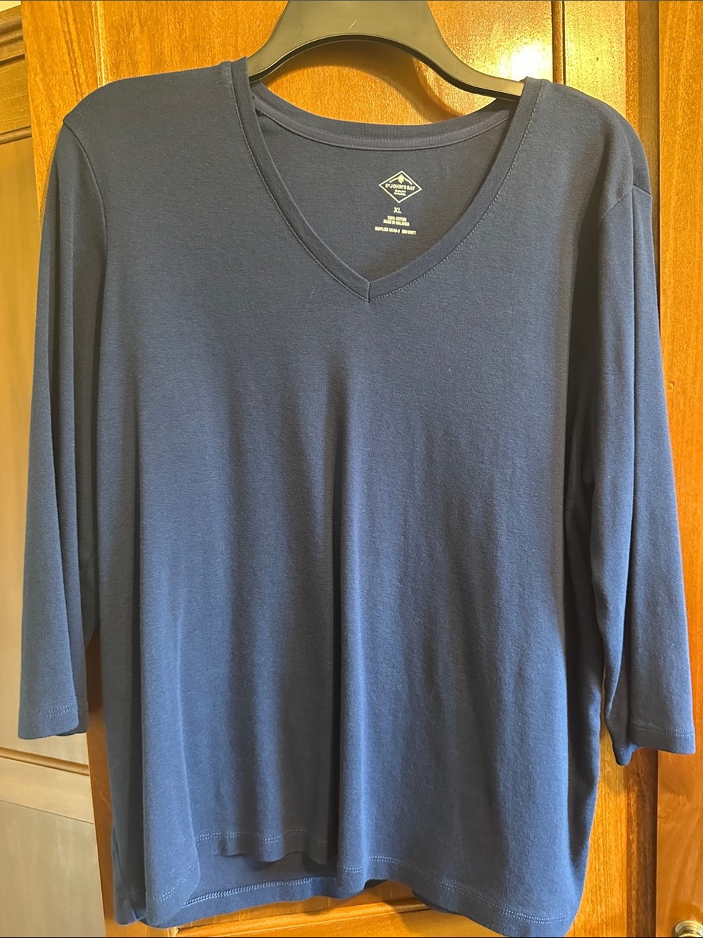 Women’s V-Neck 3/4 Sleeve Shirt in Navy